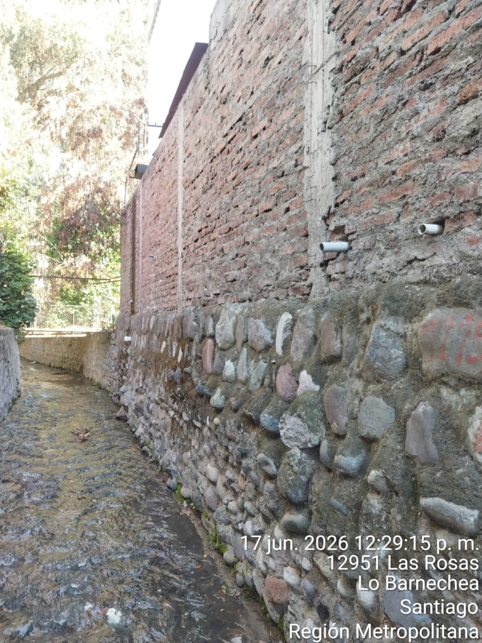 12951 Las Rosas — dos tuberías tapadas en muro de ladrillo