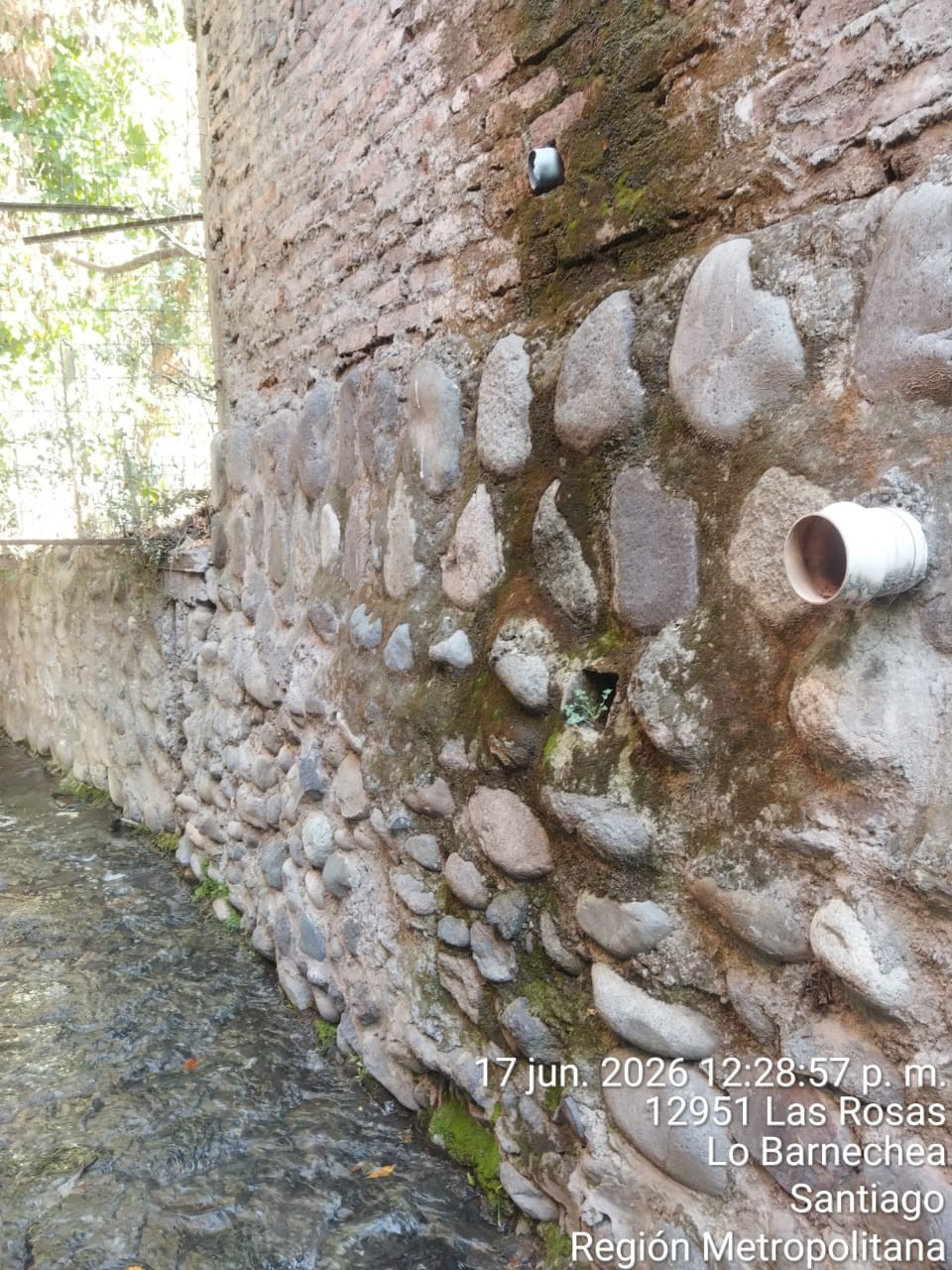 12951 Las Rosas — tubería y orificio adicional en muro de ladrillo