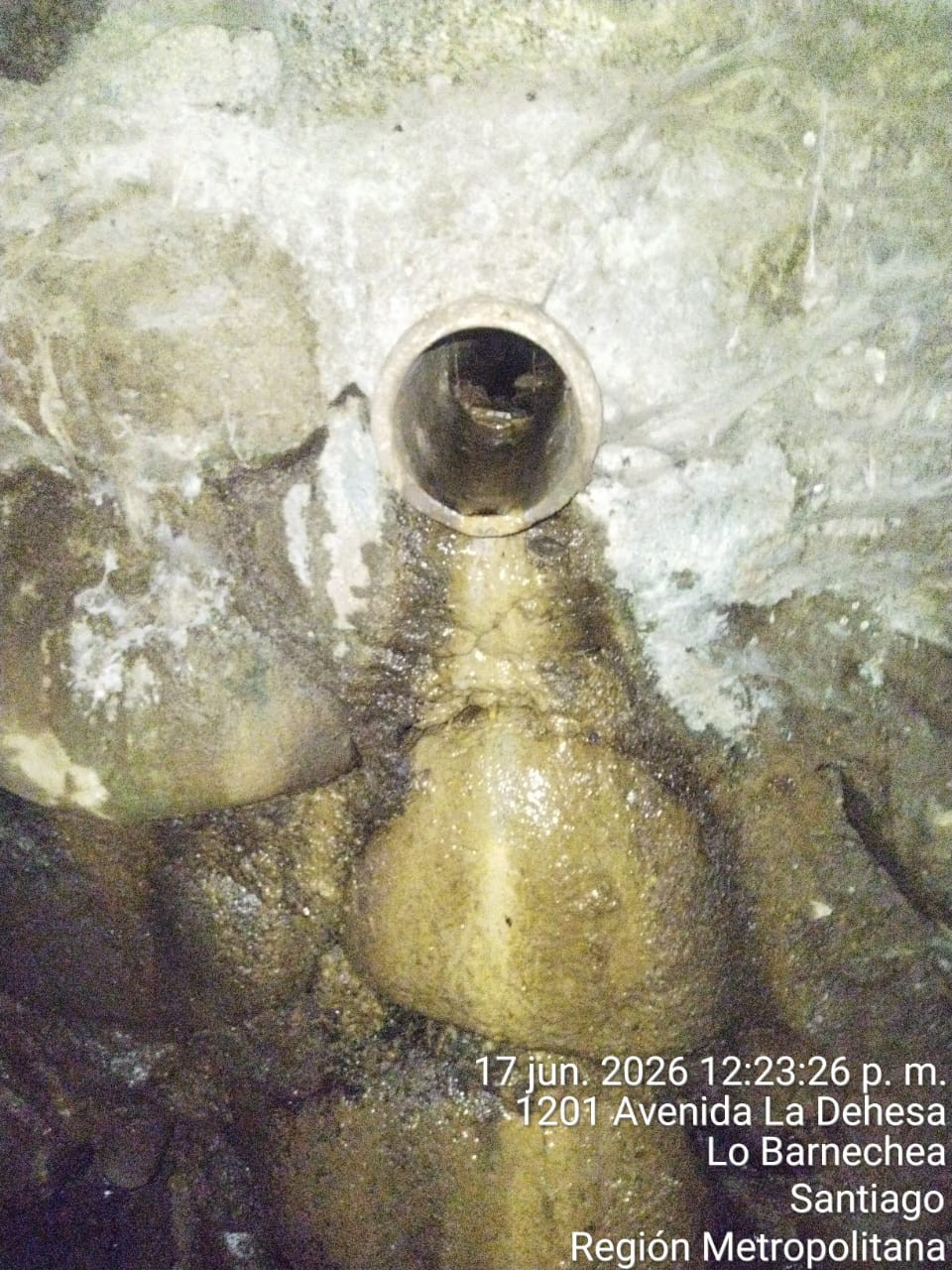 1201 Av. La Dehesa — interior del túnel: tubería con manchas