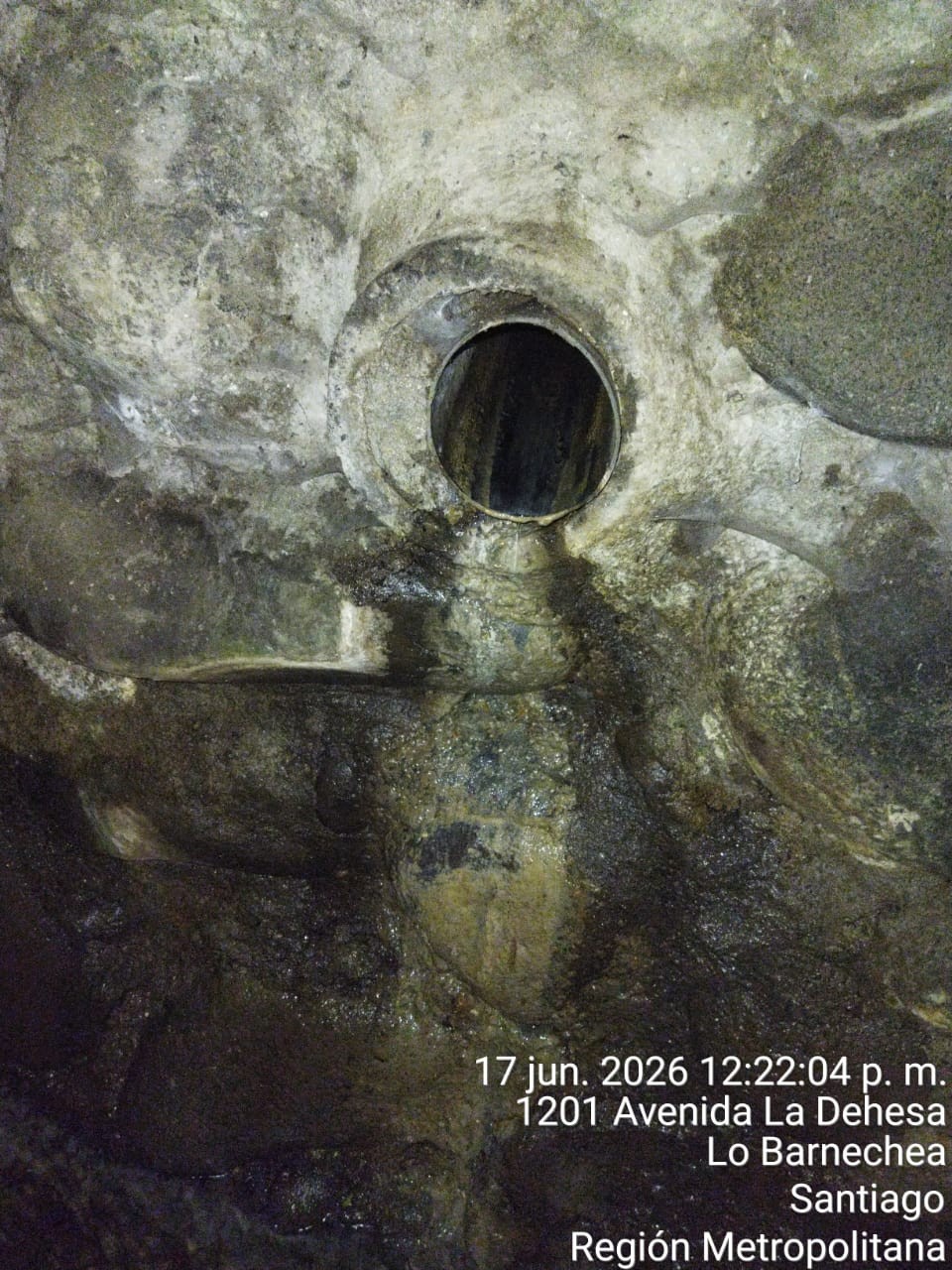1201 Av. La Dehesa — interior del túnel: tubería activa