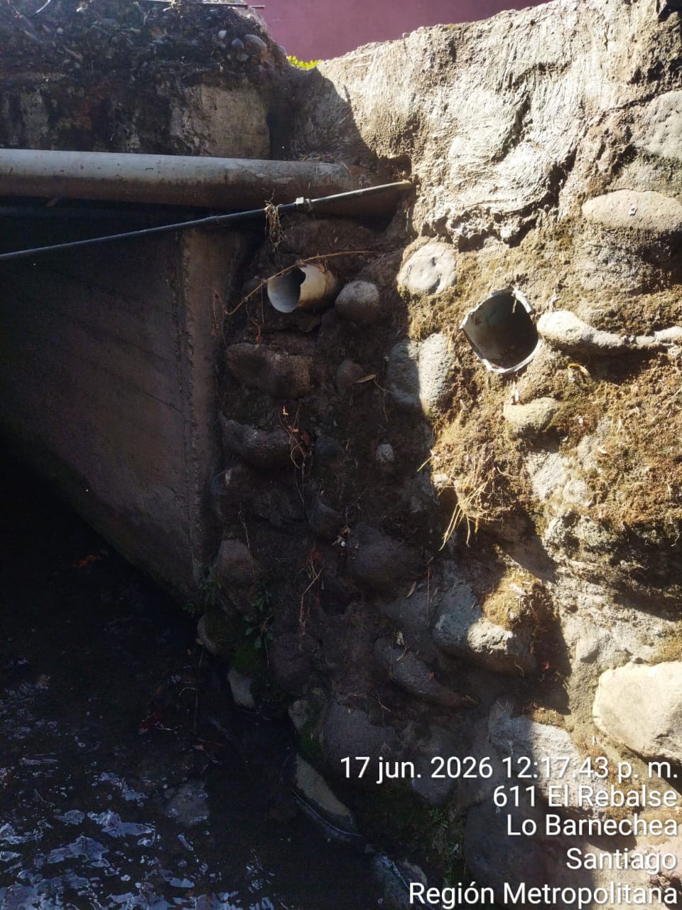 611 El Rebalse — tubería junto a entrada de cámara