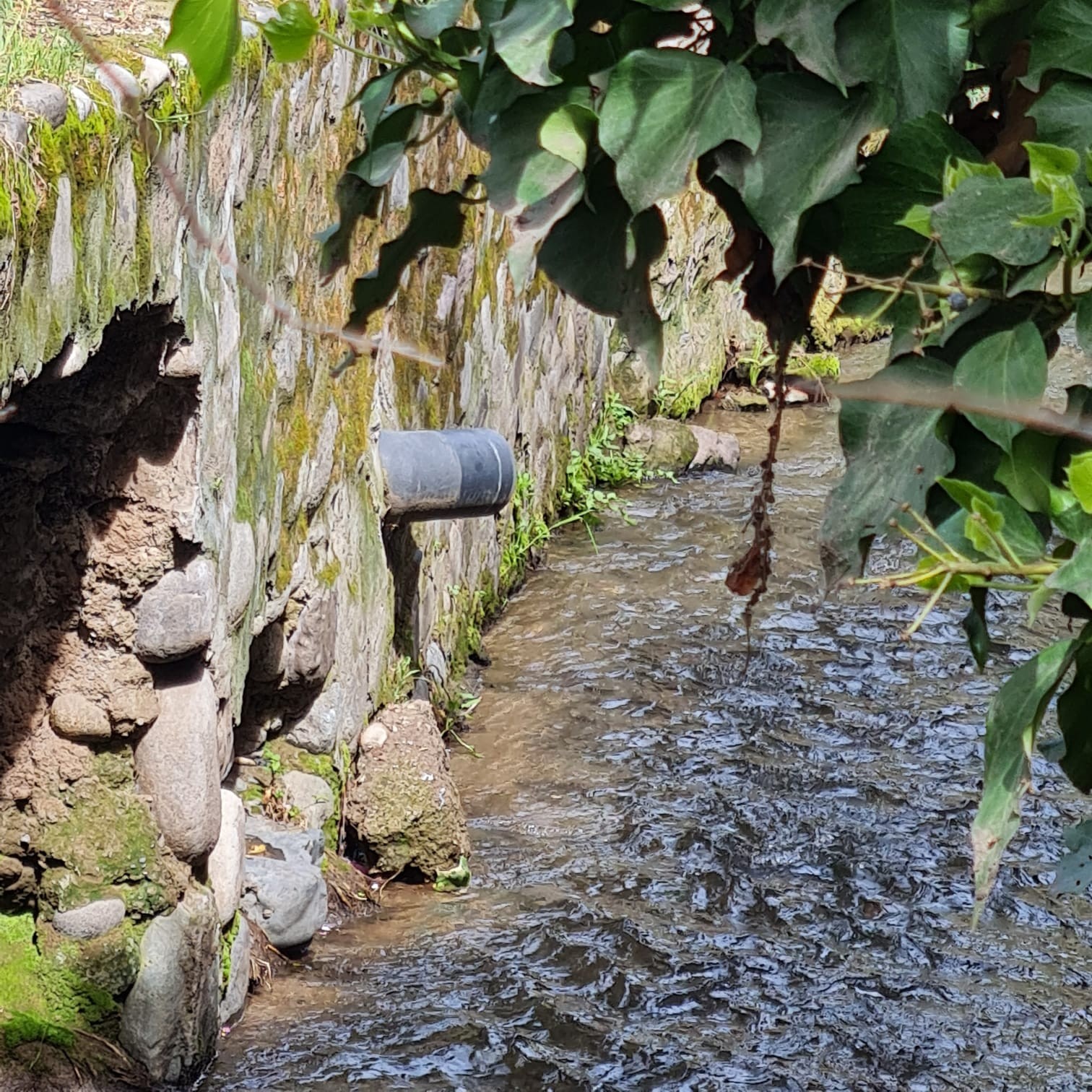 Padre Alfredo Arteaga Barros — nueva tubería en el muro
